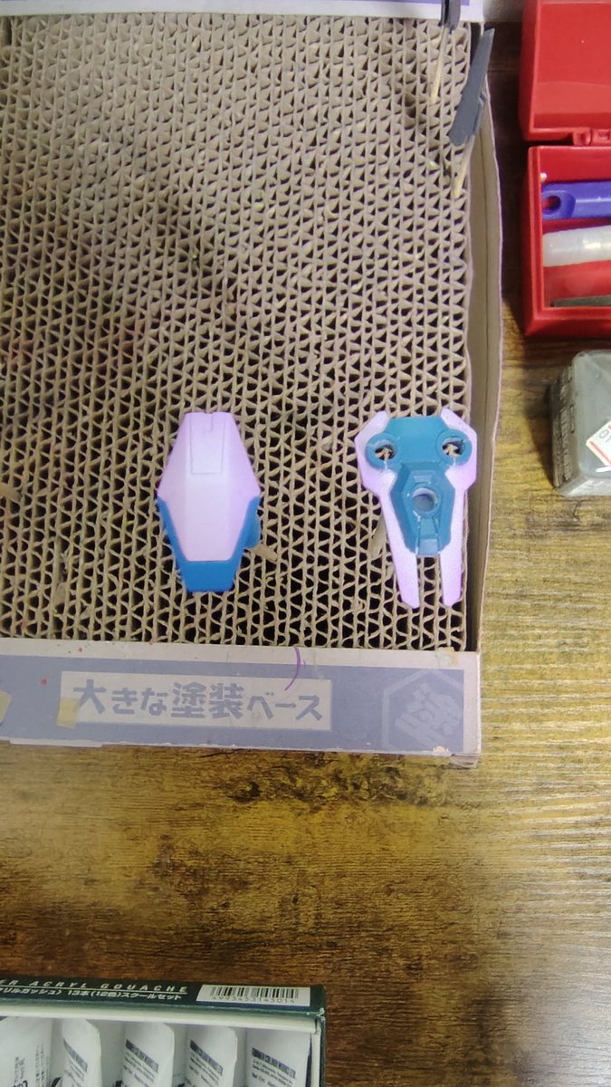 akira_298's tweet photo. エアリアルHG全塗装の鬼門であるエスカッシャン。ギリギリ許せる範囲の出来ですw
ターナーのアクリルガッシュを使っているので、エアブラシの色替えは楽なんですけどね。 https://t.co/KPLeRvGGcq