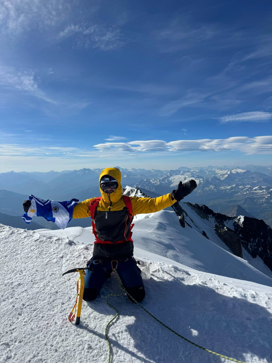 vicenterl84's tweet photo. El @cfhercules siempre en lo más alto. Montblanc (4.810m) @JoanArjones https://t.co/cyXFubqpoR