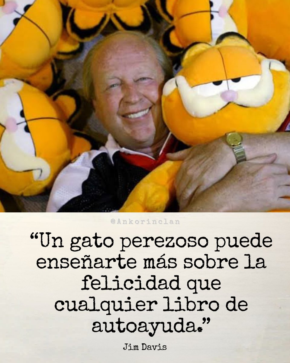 ankorinclan's tweet photo. “Un gato perezoso puede enseñarte más sobre la felicidad que cualquier libro de autoayuda.”

Tal día como hoy, 28 de julio de 1945, nacía Jim Davis.

El creador de Garfield convirtió a un gato obeso, sarcástico y adicto a la lasaña en un espejo de la condición humana. Davis no predicaba productividad ni superación constante. Celebraba el derecho a no hacer nada, a disfrutar de lo simple y a reírse de las pretensiones. Su frase es una pequeña provocación llena de sentido. Los gatos no se esfuerzan por parecer felices. Simplemente lo están cuando duermen al sol, cuando comen o cuando ignoran lo que no les interesa. En una época que convierte la felicidad en proyecto y la paz en lista de tareas, Garfield y su creador nos recuerdan que a veces la sabiduría está en soltar la urgencia. Un gato perezoso no necesita motivarse. Ya está completo. Y esa lección, tan simple, suele ser la más difícil de aprender.