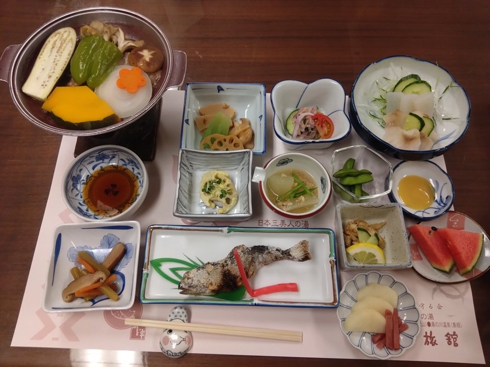 tabesugi2024's tweet photo. 温泉宿♨️の夕食🤗

地元の食材を使った料理に熱燗が良く合う👍
最後に群馬や秩父の御当地料理のおきりこみが出て来て大満足🤩 https://t.co/w7etiyvFDh