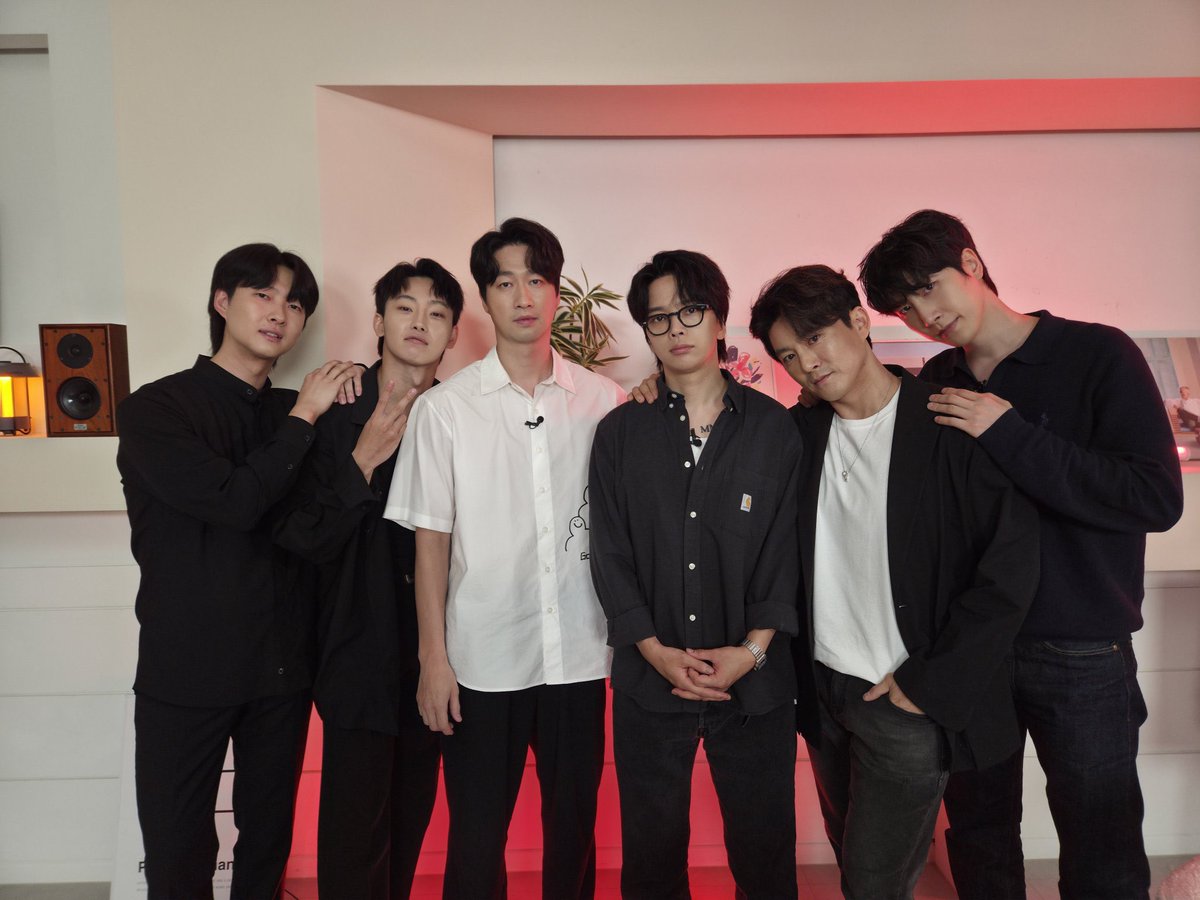 aczxvn's tweet photo. 가운데 두분 왜 …
증명사진인가요? https://t.co/ckpLDVcVYG