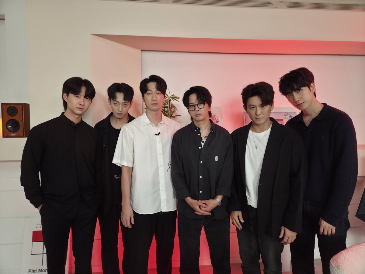 aczxvn's tweet photo. 가운데 두분 왜 …
증명사진인가요? https://t.co/ckpLDVcVYG