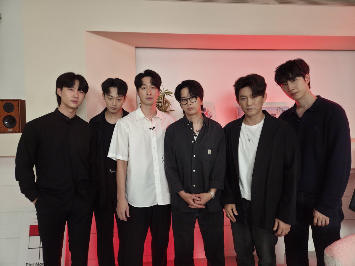 aczxvn's tweet photo. 가운데 두분 왜 …
증명사진인가요? https://t.co/ckpLDVcVYG