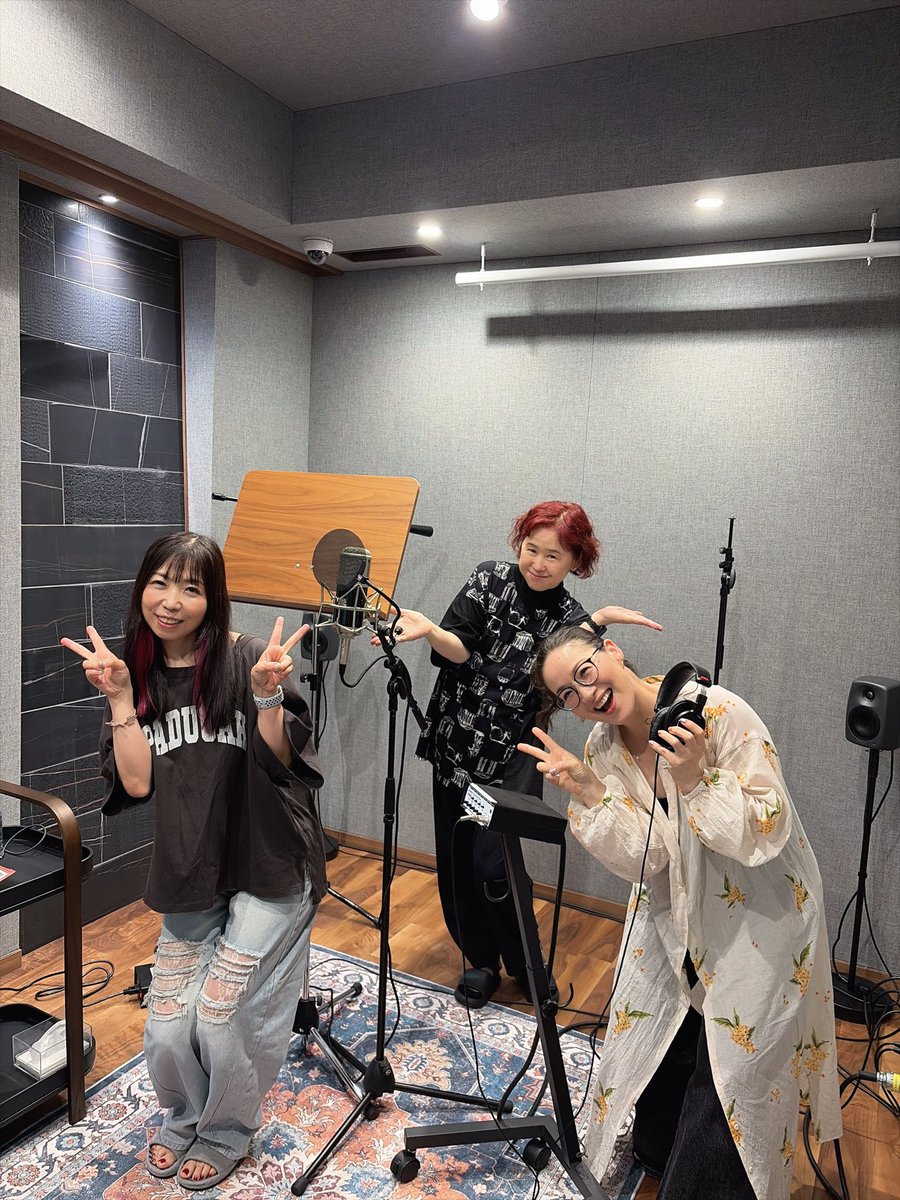 Fion0806's tweet photo. 本日は1日FJ studioにて、24日のお歌の続きをRec！Front Bandの皆様と今野均stringsの皆様によるステキ💓オケの上にビシバシに歌いまくっていただいた #FictionJunction の新曲ですようふふ(๑･̑◡･̑๑)。こちらも来年のツアーでは聞いていただけるわ！どうぞお楽しみに！(≧∇≦) https://t.co/0r5JW9jyWB