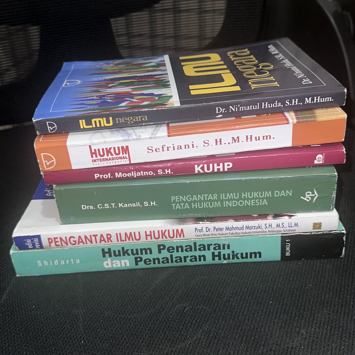 fildzasbrn's tweet photo. Anak hukum sini ngumpul
Aku mau hibahin bbrp buku kuliah hukum masih layak pakai, cuma ada minus - bbrp halaman lepas - lipatan kertas pemakaian wajar - ada coretan highlighter
Daripada nganggur di rak, mending dipakai yang lagi butuh minat reply or dm ya
#studitwt https://t.co/uLiCOpfxXA