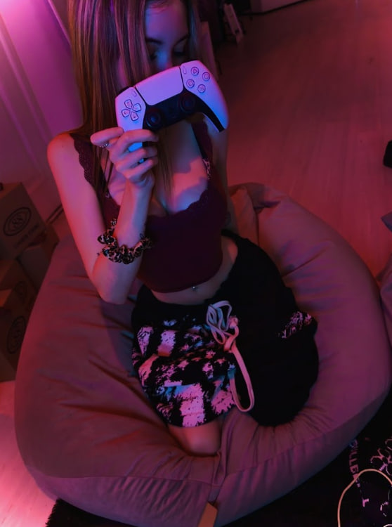 sofiaaxee's tweet photo. gaming > texting rn https://t.co/e4WoAEJRjK