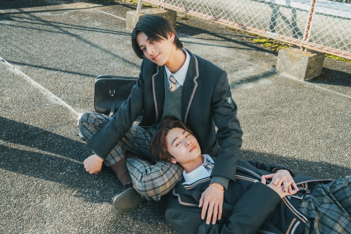 drama_contrast's tweet photo. ✩˖°⌖.꙳✩˖°⌖.꙳✩
#ドラマコントラスト
オフショット📸
✩˖°⌖.꙳✩˖°⌖.꙳✩

陽の膝で寝る翔太💤
カメラ目線いただきました😆
何度も言うけど…

本当にエモい‼️‼️エモすぎる‼️‼️‼️

そんなエモ写真の裏では大爆笑する二人も…
ギャップに高低差ありすぎて脳みそバグります…🤯

📺第5話 7月28日(火)24:45~放送📺

** ┈┈┈┈┈┈**
📱#FOD にて完全版全話配信中！
🔗https://t.co/NJuevbCmFI
** ┈┈┈┈┈┈**

#井内悠陽 #阿久根温世
@haruhi_iuchi712 @ICEx_official