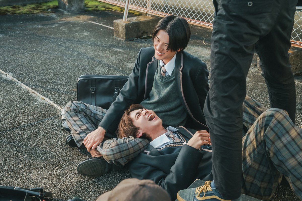 drama_contrast's tweet photo. ✩˖°⌖.꙳✩˖°⌖.꙳✩
#ドラマコントラスト
オフショット📸
✩˖°⌖.꙳✩˖°⌖.꙳✩

陽の膝で寝る翔太💤
カメラ目線いただきました😆
何度も言うけど…

本当にエモい‼️‼️エモすぎる‼️‼️‼️

そんなエモ写真の裏では大爆笑する二人も…
ギャップに高低差ありすぎて脳みそバグります…🤯

📺第5話 7月28日(火)24:45~放送📺

** ┈┈┈┈┈┈**
📱#FOD にて完全版全話配信中！
🔗https://t.co/NJuevbCmFI
** ┈┈┈┈┈┈**

#井内悠陽 #阿久根温世
@haruhi_iuchi712 @ICEx_official