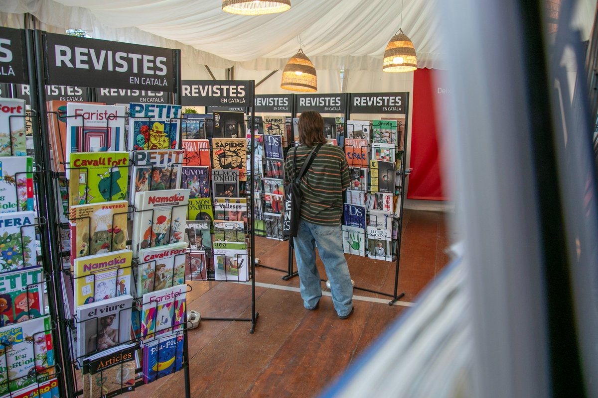 LaSetmana's tweet photo. 🗞️Torna la carpa de La Revisteria, amb més de 300 revistes en català de tota mena! Hi seran de la mà de les @revistesAPPEC i l’@iQuiosc 💫 

També serà un espai amb activitats relacionades amb el món de les revistes! Molt per veure, molt per llegir, també a La Revisteria 👀👀 https://t.co/SkAGcSnsez