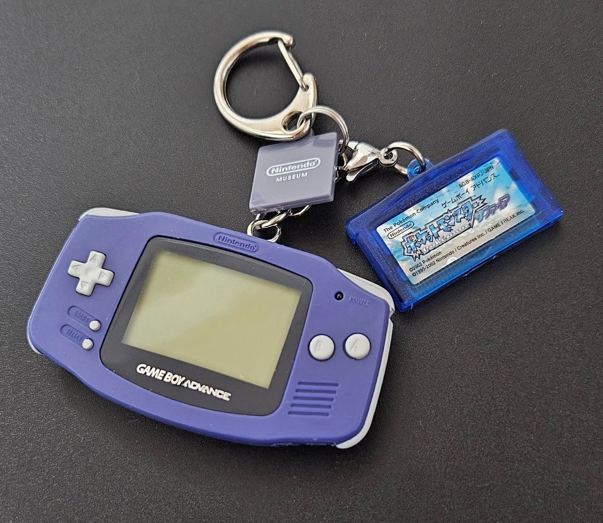 ニンテンドーミュージアム ゲームボーイ ポケモン カートリッジキーホルダー ニンテンドーミュージアムのGBAキーホルダーとポケモンカートリッジ