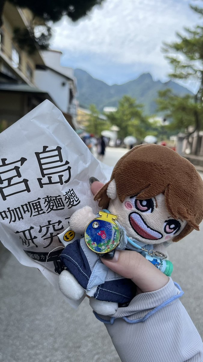 tttaise1's tweet photo. #広島旅行　3日目最終日🥲
昨日の幸せを噛み締めながら安眠できた。嬉しい。
昨日に引き続き、宮島⛩️へ
牡蠣入りカレーパンを朝ごはんがわりに食べる（また🦪）歯型モザイク😂
フォトフレーム越しの大鳥居かっこいい！
#ちぇぬい
#福本大晴Colorfull https://t.co/AZe0tsLVQG