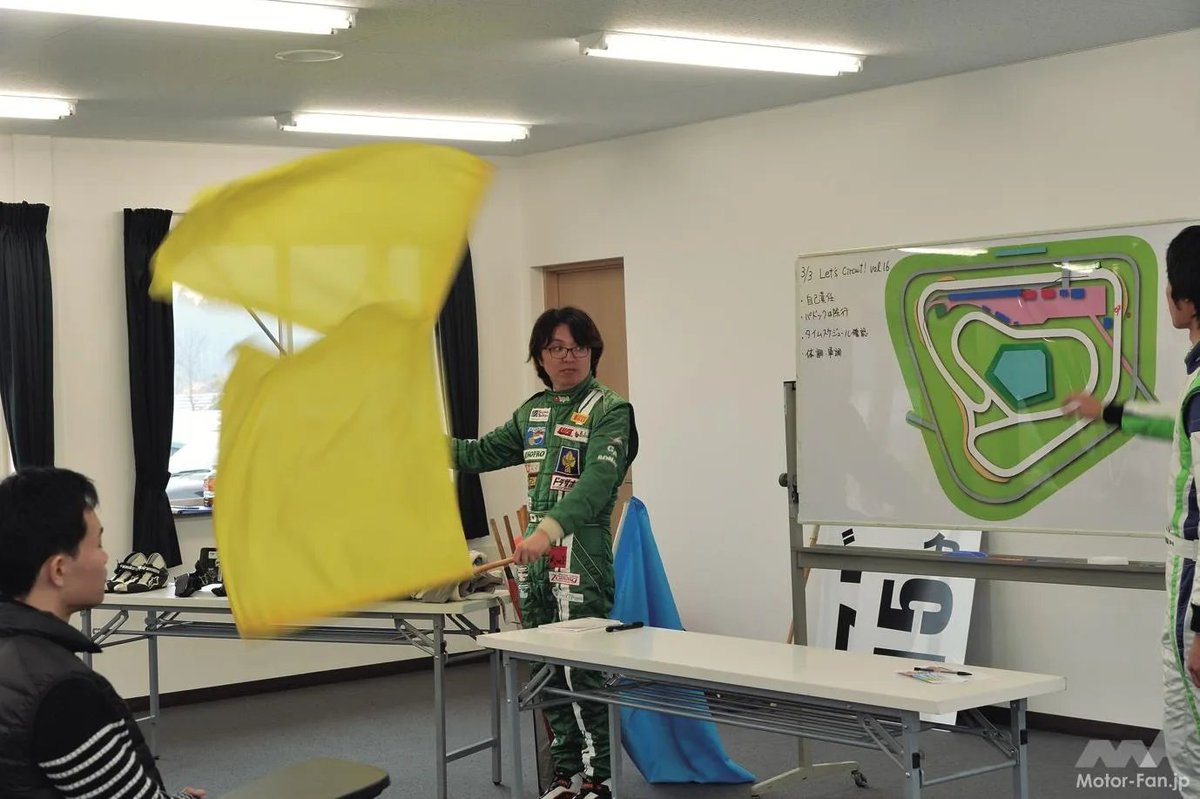 REVSPEED_ch's tweet photo. 覚えておきたい サーキット走行のルールとマナーQ&amp;Aその④『コースで出される旗（信号）の意味』
https://t.co/3ipsnZWItt
#REVSPEED #レブスピード https://t.co/u8W5eKlkn5