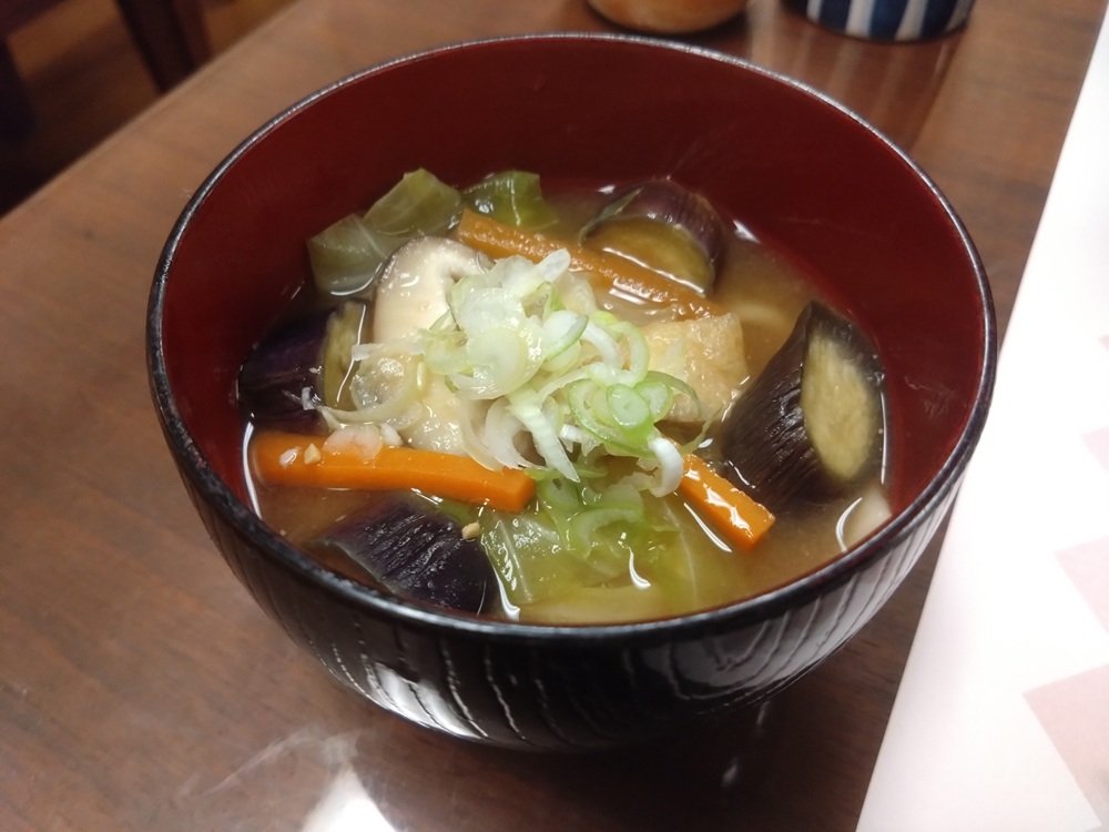 tabesugi2024's tweet photo. 温泉宿♨️の夕食🤗

地元の食材を使った料理に熱燗が良く合う👍
最後に群馬や秩父の御当地料理のおきりこみが出て来て大満足🤩 https://t.co/w7etiyvFDh