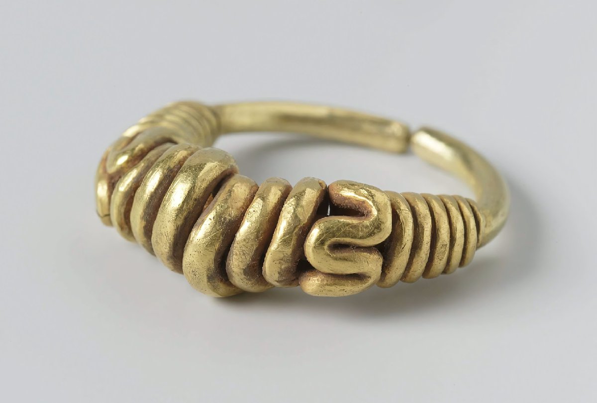 SophiaFioren's tweet photo. A solid gold coiled ring from the Early Bronze Age, crafted with hammered and twisted spiral techniques, Byzantine Empire, 450. https://t.co/VBRd8bLHj5
