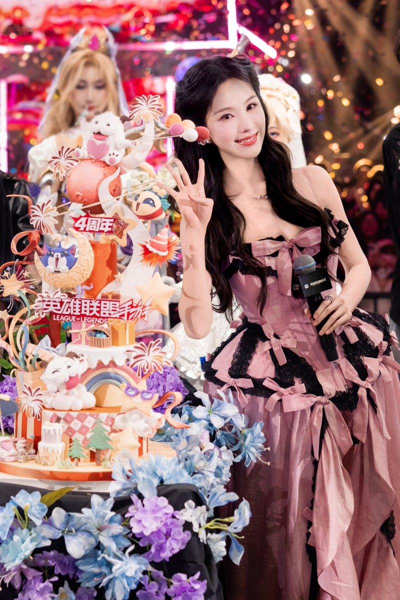 duduling1018's tweet photo. 260727 league of legends: wild rift | 4th anniversary
— 📸 #chenduling event photos

水晶玫瑰踏破次元绽放，陈都灵携温柔琴音赴峡谷周年之约🎹

#ChenDulingxLeagueOfLegends https://t.co/WX2R5nFLon
