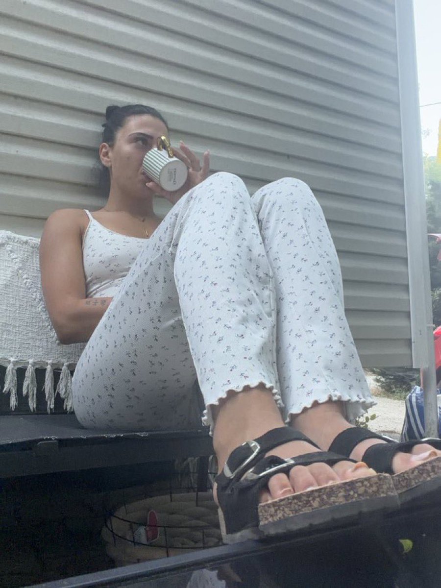 Domdonaceliaaa's tweet photo. Bonjour ! Maman est pas bien réveillé et de mauvaise humeur aujourd’hui. 
J’ai très envie de me défouler https://t.co/PqsPLYRRAm