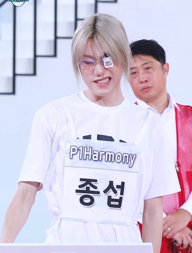 jijiseobsos's tweet photo. scrunch https://t.co/QxTzRKwXrM