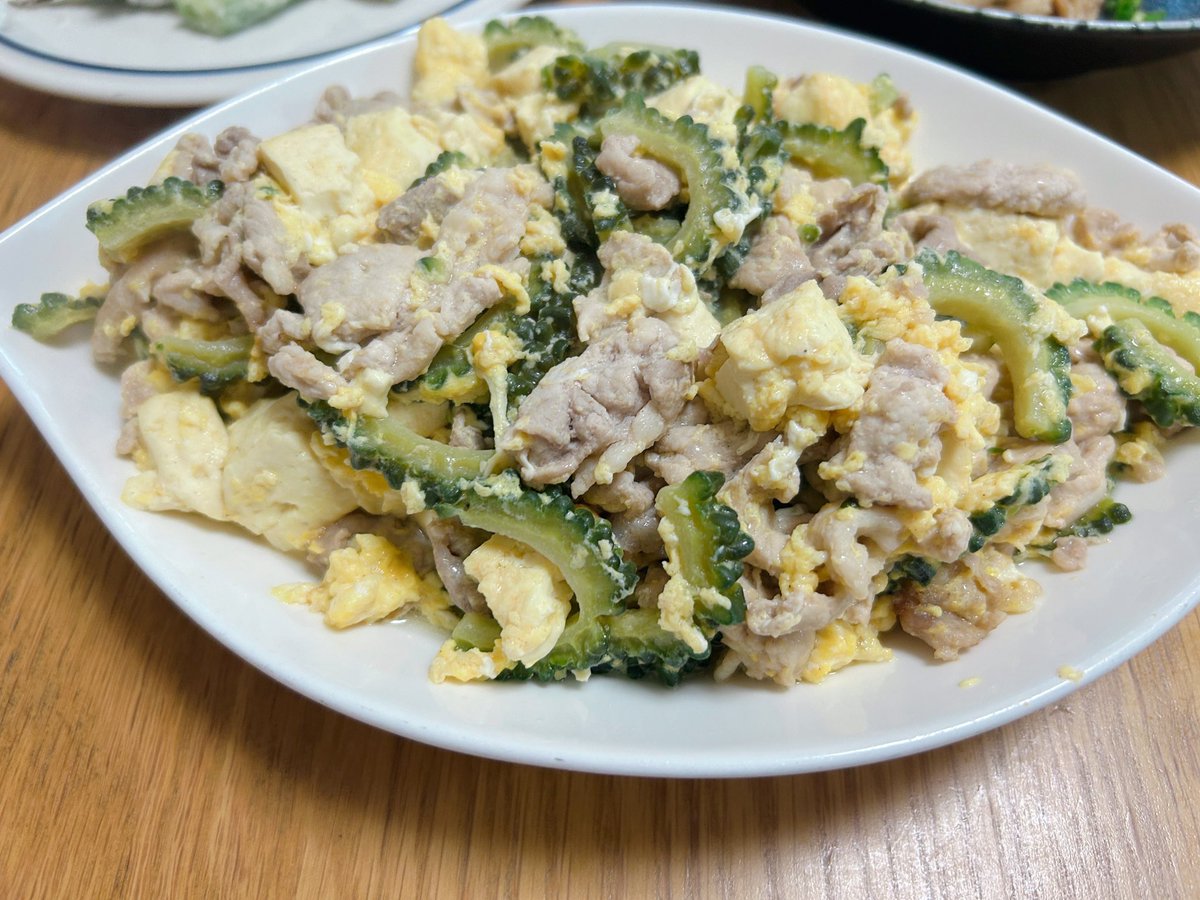 kinakomochiCS's tweet photo. おっきいゴーヤをいただいたので
ゴーヤチャンプルー
この苦味が美味い！
そして鶏皮ポン酢
ビールが進む🍺 https://t.co/vWFC33Pb6s