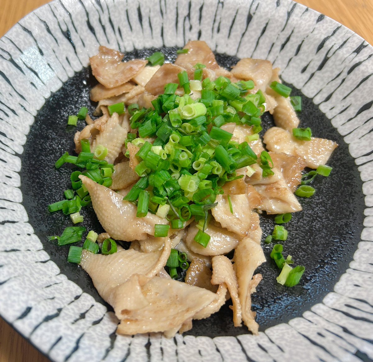 kinakomochiCS's tweet photo. おっきいゴーヤをいただいたので
ゴーヤチャンプルー
この苦味が美味い！
そして鶏皮ポン酢
ビールが進む🍺 https://t.co/vWFC33Pb6s