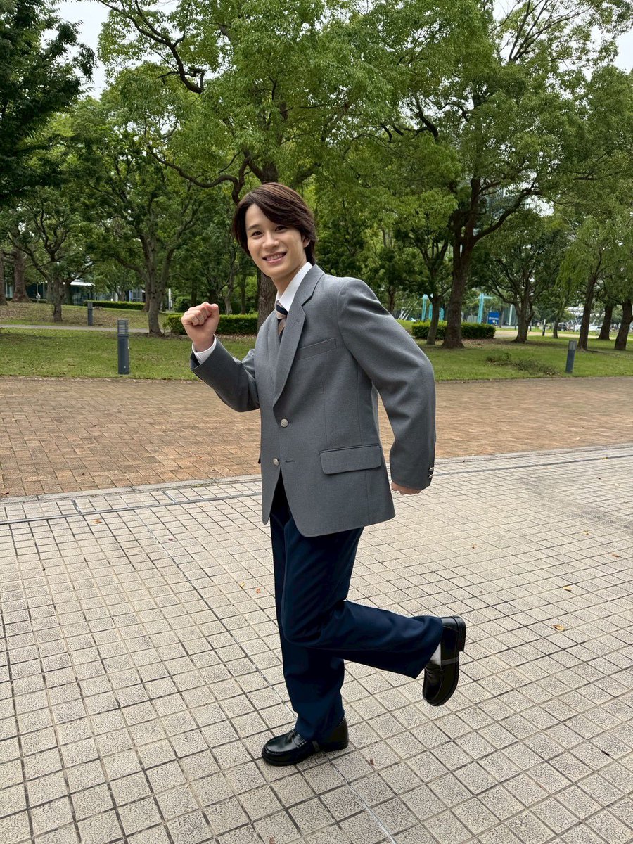lastnote_fujitv's tweet photo. ꒰ OFF SHOT ꒱ 
⁡
高校時代の澄晴役 #嶋﨑斗亜 さんのオフショット💐
⁡
とある場所へとダッシュしました🏃🏻💨💨💨
段々と繋がってきて、続きが気になりますね...🤭
⋆┈┈┈┈┈┈┈┈┈┈┈┈┈┈⋆
#TVer 1〜3話無料見逃し配信中⟡.·
https://t.co/2tIsQnNhIc
フジテレビ木曜劇場『#ラストノート』
第4話 7月30日(木)よる10時放送𓂃 𓈒
