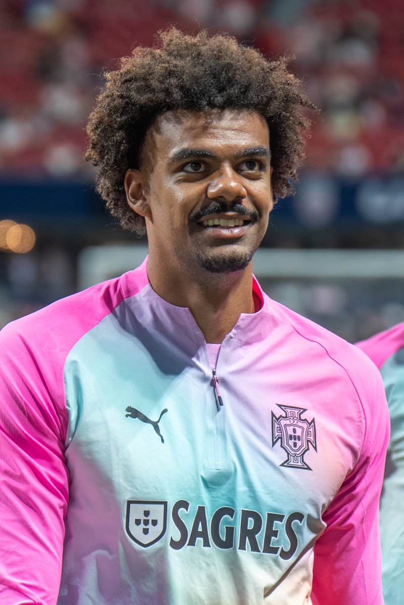benfeerr's tweet photo. 📌 EXCL. - Renato Veiga, en las papeletas del Real Madrid.

El portugués figura en la lista de centrales zurdos que vigila el club blanco.

Eso sí, para que llegue un nuevo central al Bernabéu, Raúl Asencio tiene que salir. https://t.co/96nnZZCBFK