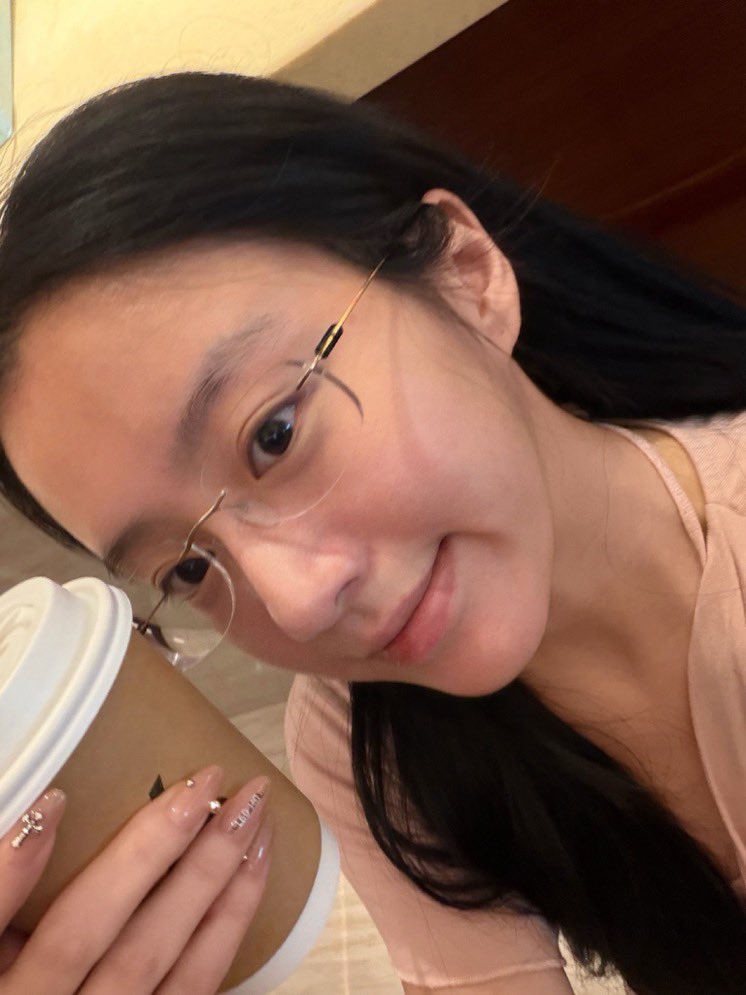 shaloomits's tweet photo. new nails ft. a cup of matcha (it isn’t a coffee but the barista pour it on coffee’s cup lol). who dis? 🥸🥂 https://t.co/DzUdCn8gFp