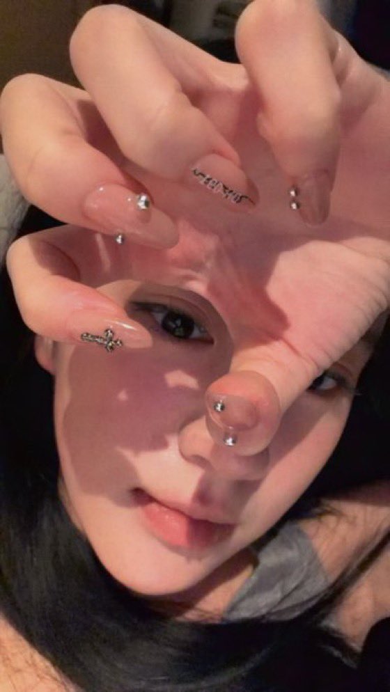 shaloomits's tweet photo. new nails ft. a cup of matcha (it isn’t a coffee but the barista pour it on coffee’s cup lol). who dis? 🥸🥂 https://t.co/DzUdCn8gFp