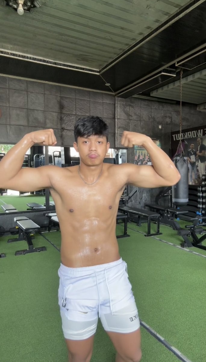 bayu_ganteng97's tweet photo. Postingan terbaru manwr8 via tiktok 
He’s so hot &amp; sexy in the white pants 💋 https://t.co/4Ja6d0hSFs