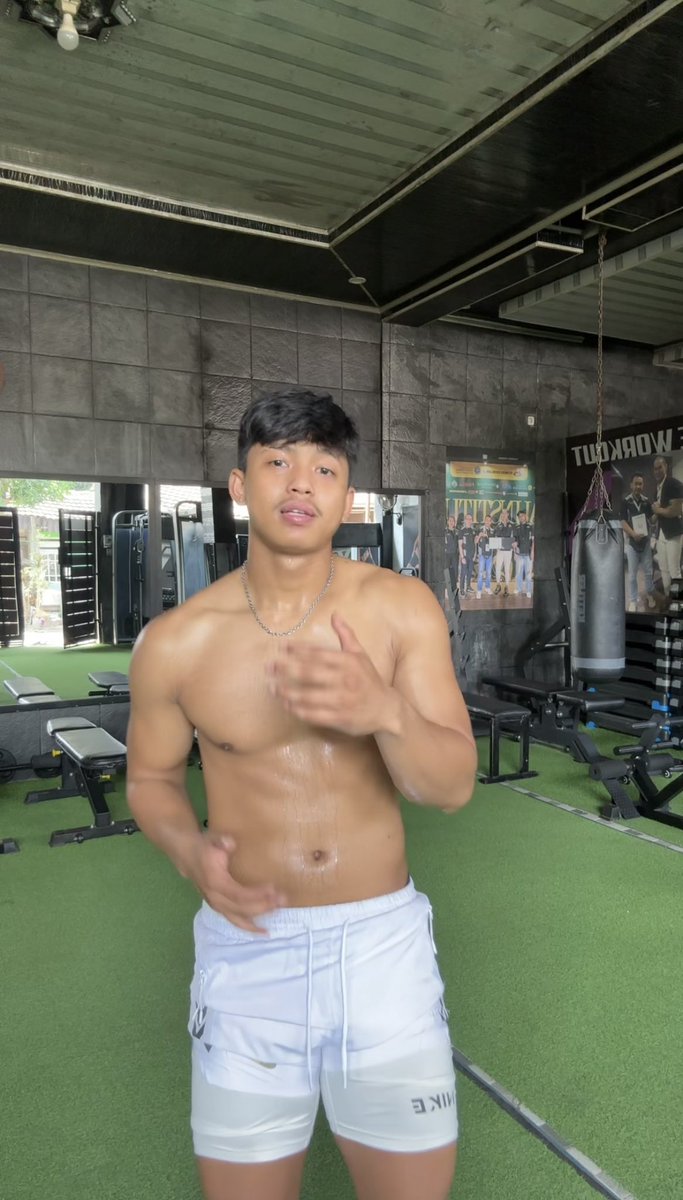 bayu_ganteng97's tweet photo. Postingan terbaru manwr8 via tiktok 
He’s so hot &amp; sexy in the white pants 💋 https://t.co/4Ja6d0hSFs