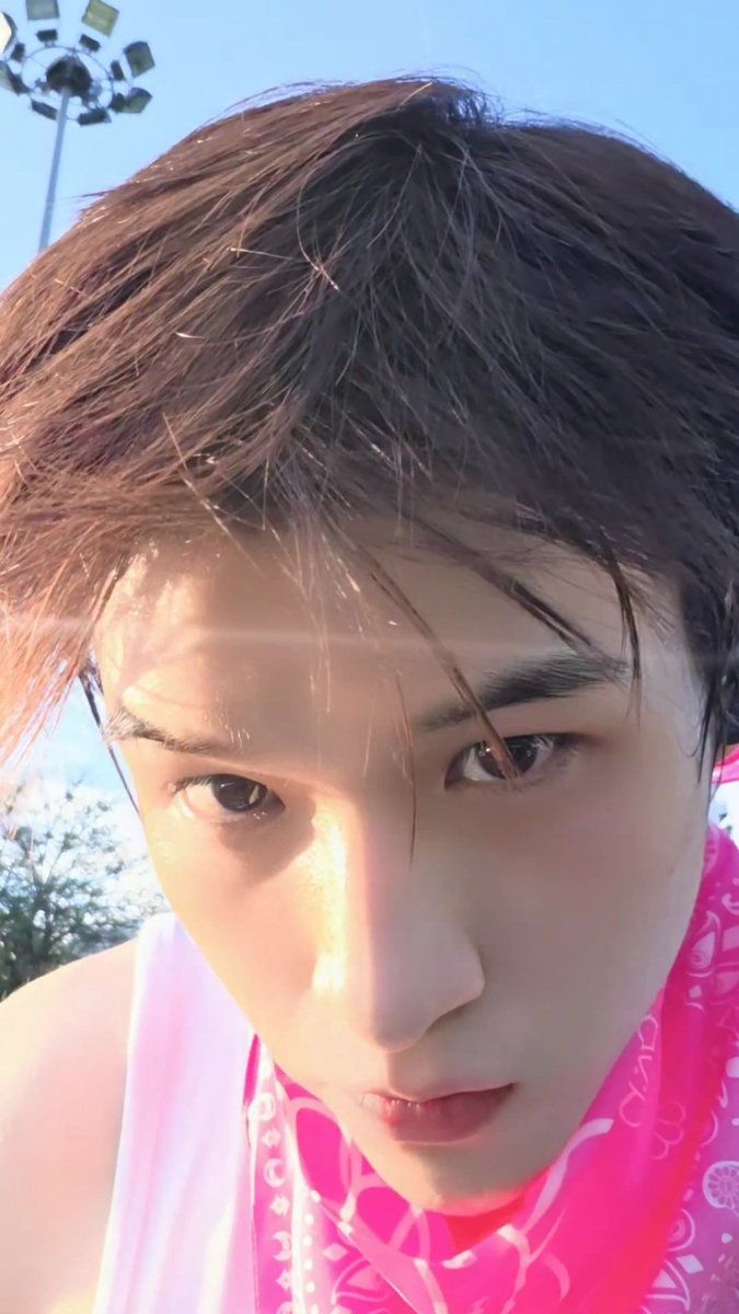 silver92junior's tweet photo. @skywongraveee You looks so slim and so hot  🔥 
Also that sharp jawline 🥰🥰

#skywongravee 
@skywongraveee https://t.co/eXMi9EpLzx