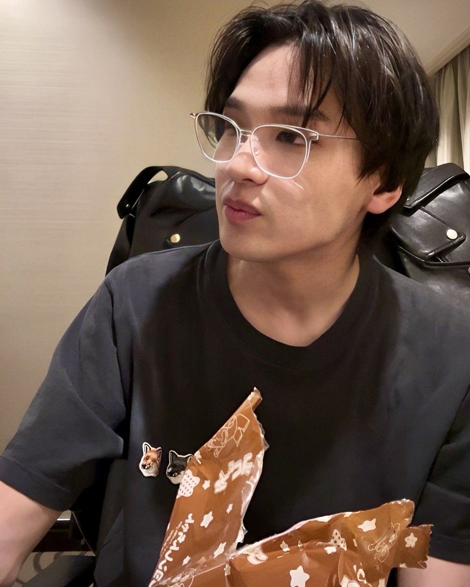 hagendiratama's tweet photo. 👶🏻: Papa taw nda?
👶🏻: Watu di skull bibi disuluh opelasi semuttt~
🐻: Operasi semut?
👶🏻: Iya. Tan ticel Aca bilang, 
👶🏻: "Sebelum plg kita opelasi semut dl yaa"
🐻: Oh gitu~
👶🏻: Iya. Telus bibi belpoto ma paldas
🐻: Jadi bibi yg bawa hp papa?!
👶🏻: Eee— 
👶🏻: Papa suka picang, nda? https://t.co/IwPQF5jKJt