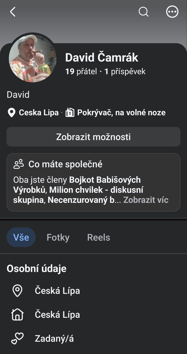 Ro_Kolar2's tweet photo. Takže vážení - napsal jsem, že za Pauknerem stojí obří farma, která mu dává dosahy a co se nestalo, farma přišla i na můj FB a jako přes kopírák začla psát pořád to samé - "Proč neuvedeš v čem Paukner lže?" Jde vidět, že je to automatizované, když ve screenech na FB jsou konkrétně rozebrány 2 Pauknerovy lži ve 2 jeho "zjištěních" a takové lži a manipulace on má pokaždé. Mnohdy "zapomene" důležitá fakta, jak jeden komentující psal - jako by popsal Hitlera jako úspěšného vůdce a politika, ale "zapomněl" uvést, že to byl diktátor, co páchal holokaust.
Další fake účty na FB pak přišly urážet Milion chvilek pro demokracii, mou osobu, nebo opět opakovat naučené pohádky proti @enkocz a @SeznamZpravy. Ty totiž Paukner neustále špiní, jelikož daná media informují o kauzách vlády... Hlavně, že se trollům ta média hodila, když přišla s Dozimetrem, nebo kauzou Bitcoin... Ale teď ne, spravedlivě ta média řeší i kauzy této vlády a to se neodpouští.

A jinak samozřejmě, že s dezinfem se má bojovat fakty, ale kdyby novináři rozebírali každý falešný účet a jeho lži, tak nedělají nic jiné. Navíc by tím dávali Pauknerovi dosah. Tedy je potřeba ukázat, že lže - to jsem udělal... a nadále jej ignorovat, či varovat před ním. Bohužel nemáme zákony proti dezinformacím, aby dostal pokuty. To samé platí na tu spoustu dezinformátorů, co zaplavují sítě lživou špínou na Ukrajinu - taky je třeba ukázat na lži, ale nejde se nonstop věnovat každému příspěvku Rajchla, důležité je vyvracet to virální a ukázat, že lže, varovat před ním.
