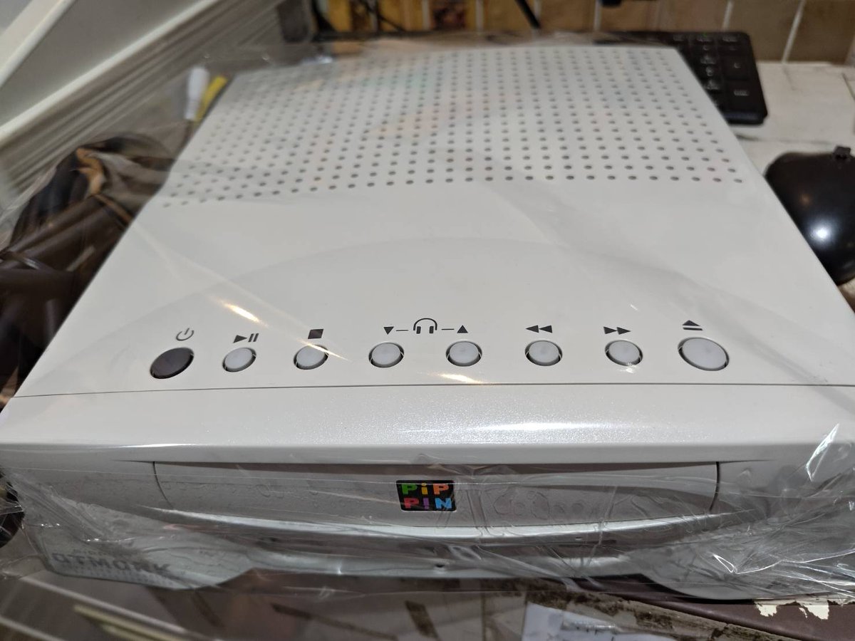 retrogamecamp's tweet photo. バンダイ・アップル共同開発の「Pippin@ピピンアットマーク」を買い取らせて頂きました。
これが噂の世界で最も売れなかったゲーム機…実物を初めて拝見しました。
チェック用のゲームが無かったので音楽CDの再生で確認してます。
8MBメモリーカード付き。
日焼けも見られずキレイな状態かと思います。 https://t.co/uYf9R8DeFH