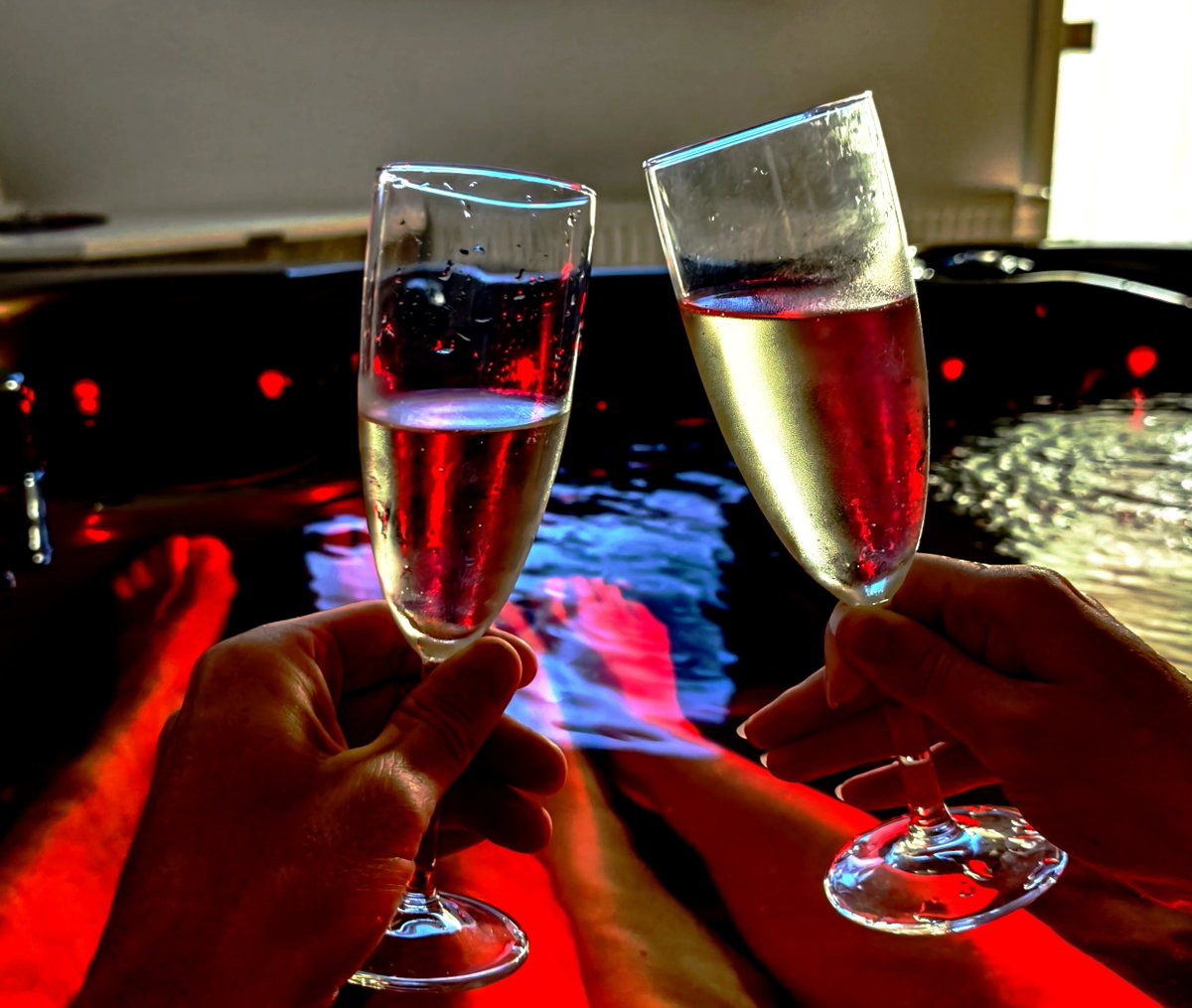 IntrovertPRG's tweet photo. Vypadnout v týdnu na pár dnů pryč byl dobrý nápad. Soukromý wellness a jediný stres dne��ka spočívá v rozhodnutí, jestli si dáme prosecco ve vířivce hned, nebo až po sauně, protože venku leje.
Vstávat v 9:30 na snídani bylo teda na hraně, ale držíme se. Přeju všem hezký týden! 🥂 https://t.co/oYOWhH8j9T