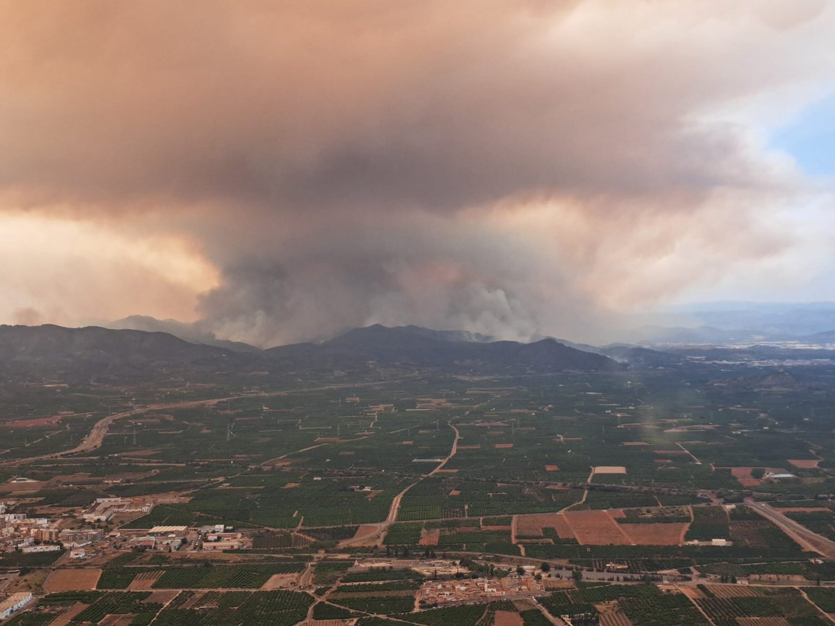 AEMET_Divulga's tweet photo. 🧵Abrimos hilo, para hablar de los pirocúmulos.🔥 Estos días se están desarrollando Flammagenitus, nubes más conocidas como pirocúmulos, asociadas a los incendios forestales. https://t.co/1tTL0BY1rS