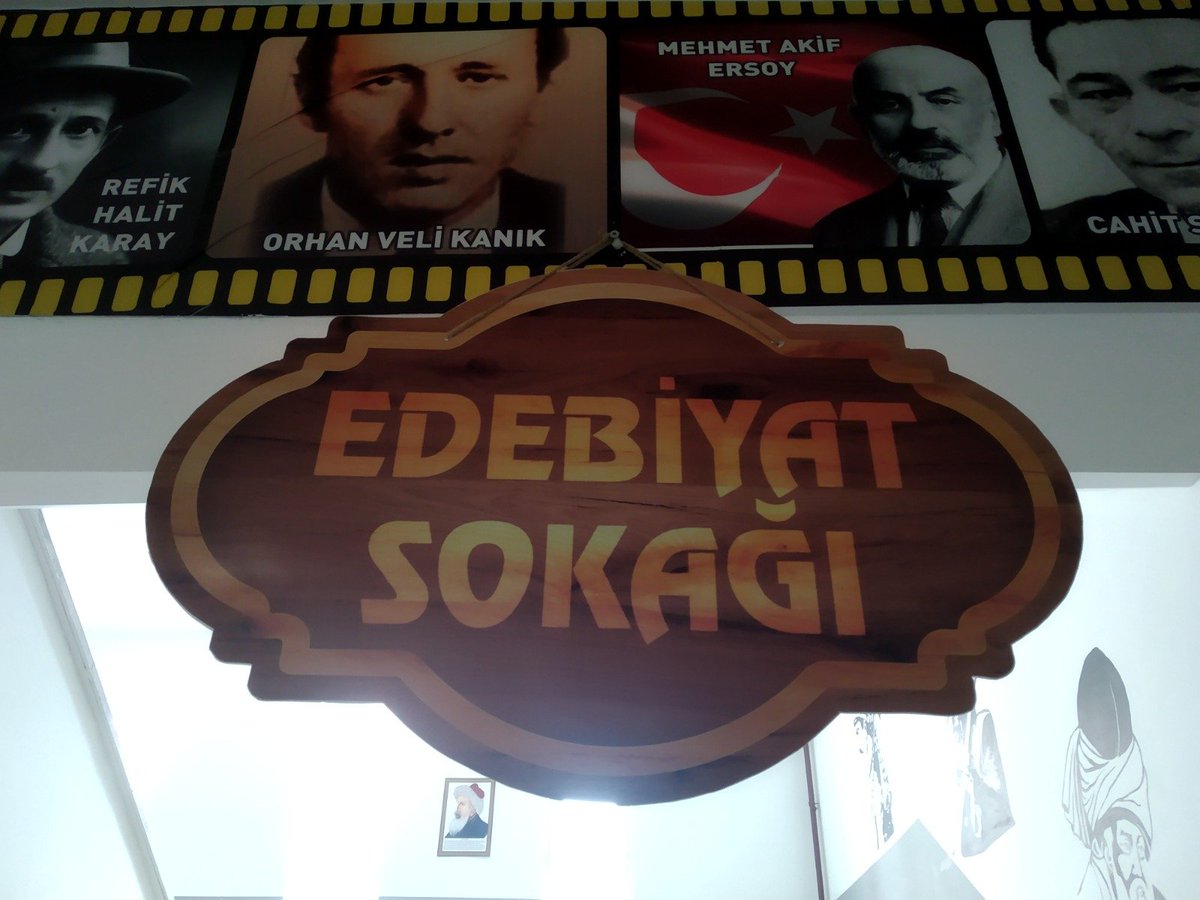 LSesal's tweet photo. ŞESAL Edebiyat Sokağı, kelimelerin duvarlara, dizelerin zamana, düşüncenin geleceğe işlendiği bir izdir. 

Sokakta hayat var oldukça edebiyat da yaşamın merkezindedir. 

#EdebiyatSokağı
#EdebiyatYaşamınİçinde
#SokaktaHayatVar
#HayatınİçindenEdebiyat
#TürkiyeYüzyılıMaarifModeli https://t.co/wC8648UHVe