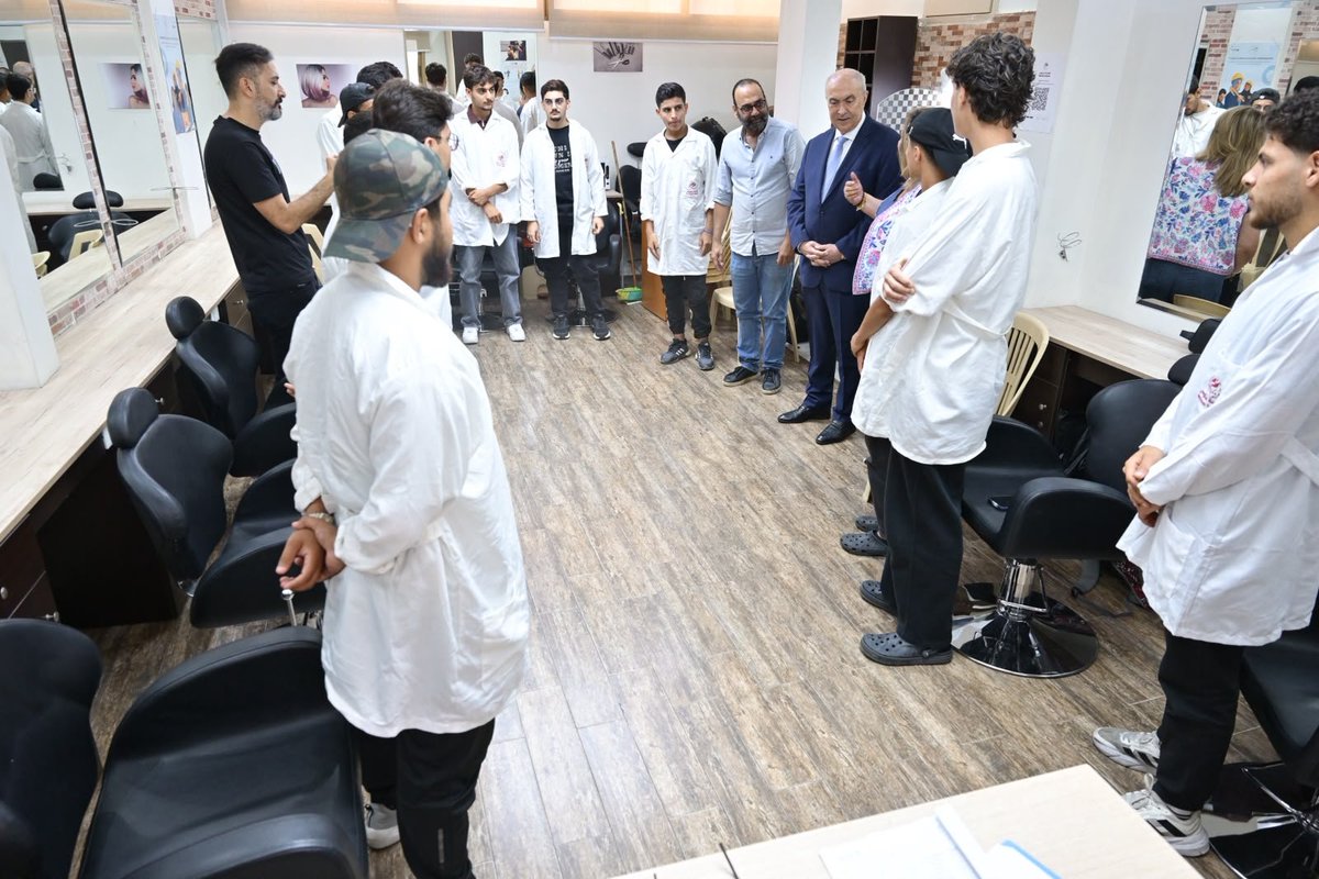 fmakhzoumi's tweet photo. قمتُ اليوم بجولة تفقدية في أقسام مؤسسة مخزومي للاطلاع على سير العمل ومتابعة أداء المؤسسة وتعزيز التواصل مع فريق العمل، في أجواء ودّية تعكس روح الالتزام والتعاون والعائلة الواحدة.
كما كانت لي جولة في شارع بربور، حيث التقيت بأبناء بيروت وبالمواطنين من مختلف المناطق، واستمعت إلى آرائهم وتطلعاتهم، لأن التواصل المباشر مع الناس يبقى الأساس لفهم حاجات مجتمعنا ومواصلة العمل لخدمتهم بكل حرص ومسؤولية.
@makhzoumi