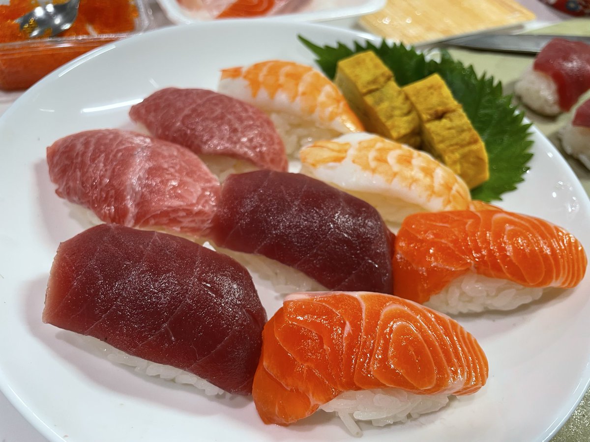 sharan_Q_'s tweet photo. 寿司握った。
ついでに自分のイナリも握った。 https://t.co/hmLefZxhDc