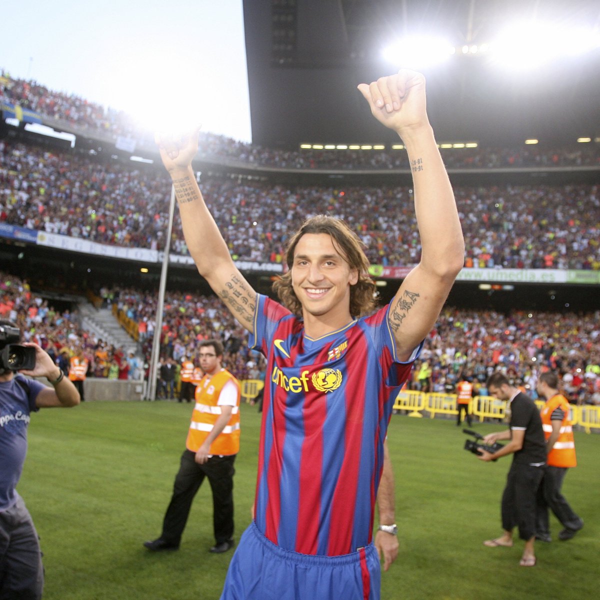 fcbarcelona_jp's tweet photo. 🏟️ 2009年の今日、ズラタン・イブラヒモビッチがSpotify カンプノウで入団発表💙❤️ https://t.co/nzbt8GosM6