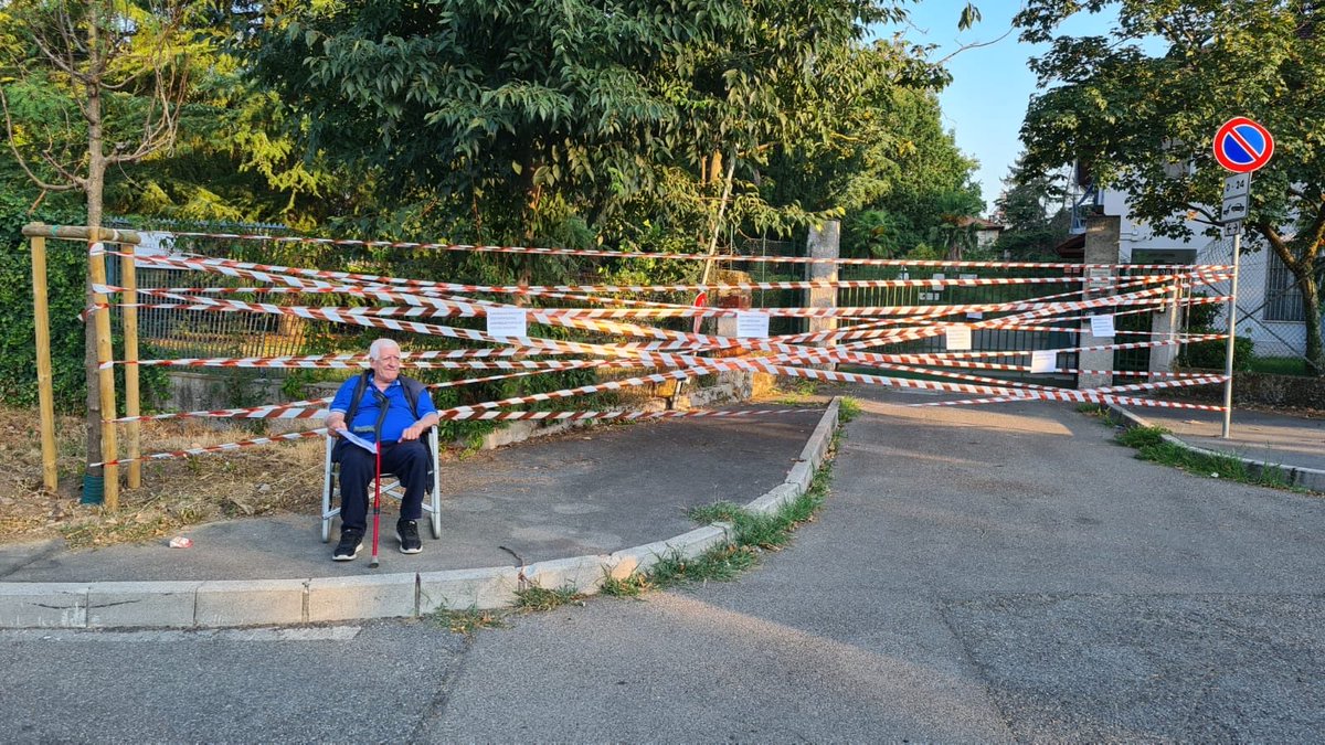 ASparaciari's tweet photo. Volete un’immagine della Milano di Sala? Eccola: giuseppe che da solo,  il 27 luglio, si oppone al taglio degli alberi del Bosco Falck, maxi-speculazione edilizia della Curia, appoggiata e avallata da Palazzo Marino. https://t.co/Vo8sShkJS6
