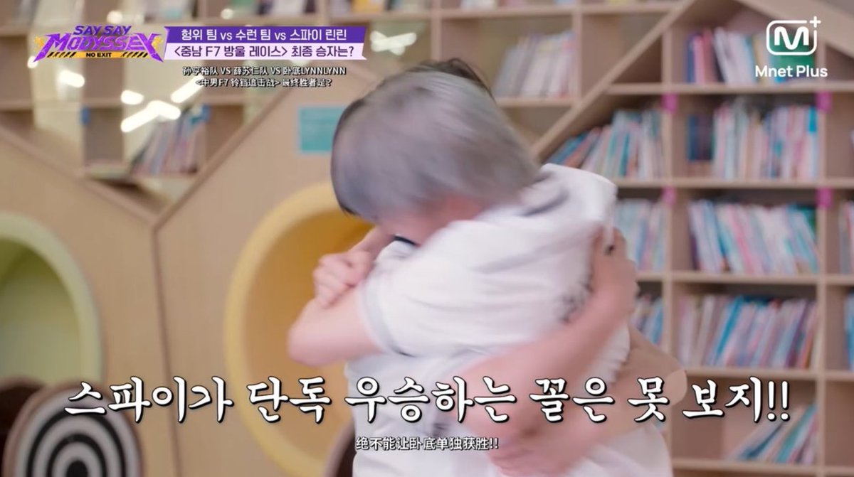 not_my_txt's tweet photo. 팔 두르는 위치가 너무 남자랑 여자라서 구라같네 https://t.co/WfGjDl7MJC
