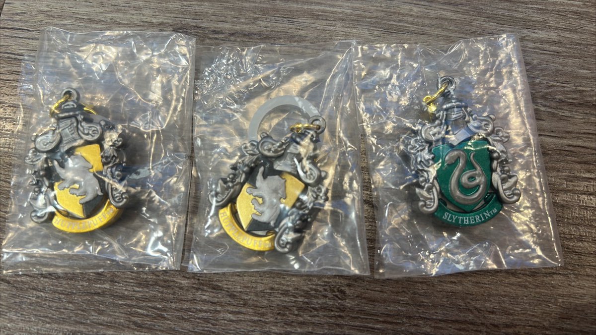chi_yzk's tweet photo. ハリーポッターめじるしアクセサリー交換

【譲】スリザリン(エンブレム)
        ハッフルパフ(エンブレム)②
【求】グリフィンドール(エンブレム)②
        レイブンクロー
        ハッフルパフ

現在河原町にいます！
交換可能な方よろしくお願いします👏 https://t.co/69s5tRI2PG