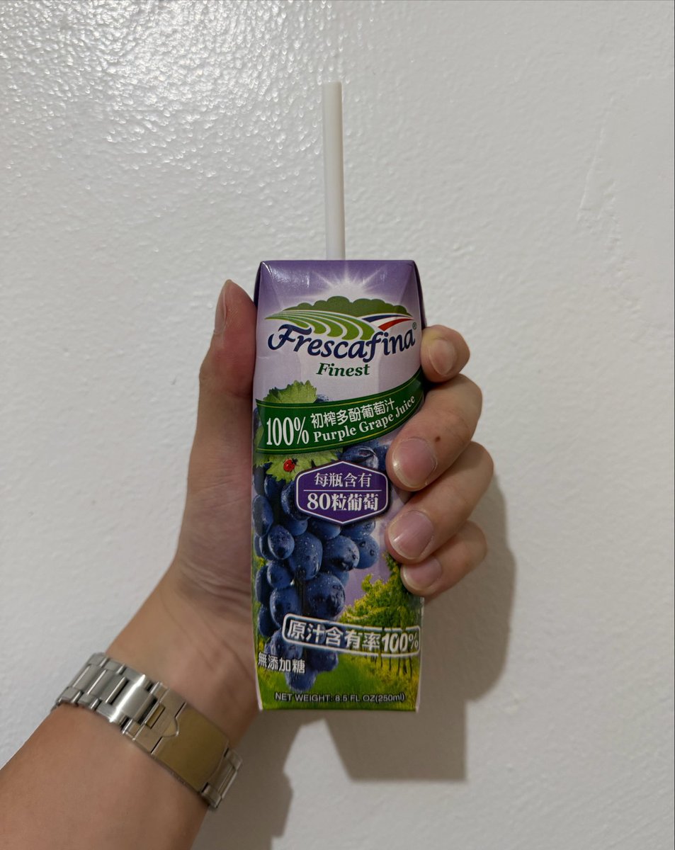 howbig1999's tweet photo. 嘉紛娜 100% 初榨多酚葡萄汁
Frescafina 100% Purple Grape Juice
-
一款原汁含有率100%、無額外添加砂糖的常溫手攜小包裝果汁，每250毫升含有約80粒康果葡萄。
#手控 #青筋 #手指 #指奸 #手フェチ https://t.co/z2bw208E6X