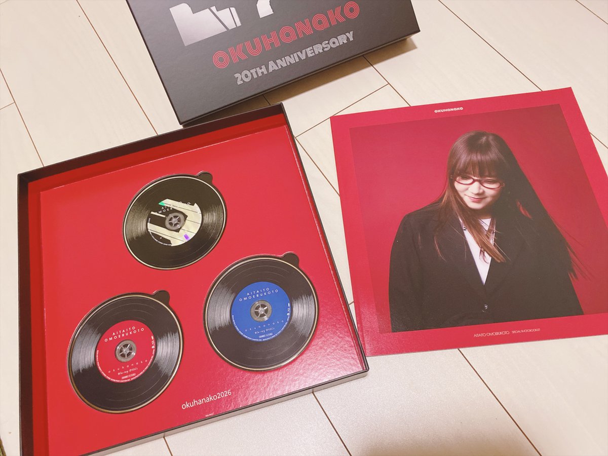 _skfw_'s tweet photo. ディスクがレコード風なのかっこいい〜！！！
写真集も全ページ良すぎる
ポスターも存在感あるビッグサイズでめっちゃ良い〜　裏が歌詞カードになってる https://t.co/CnlHN2MUy7
