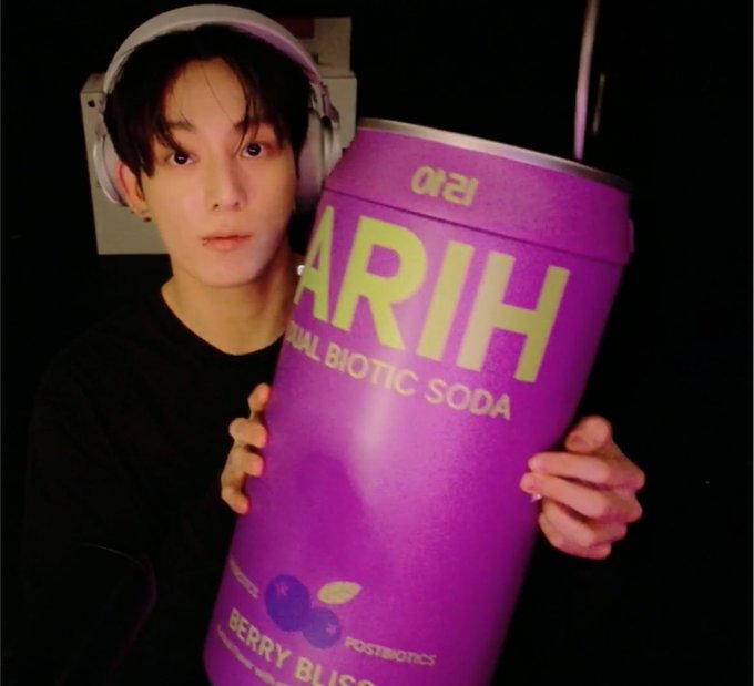 mhereonlyforbts's tweet photo. Just Jungkook and his big ass objects against the world😭😭 https://t.co/mOoxyilI99