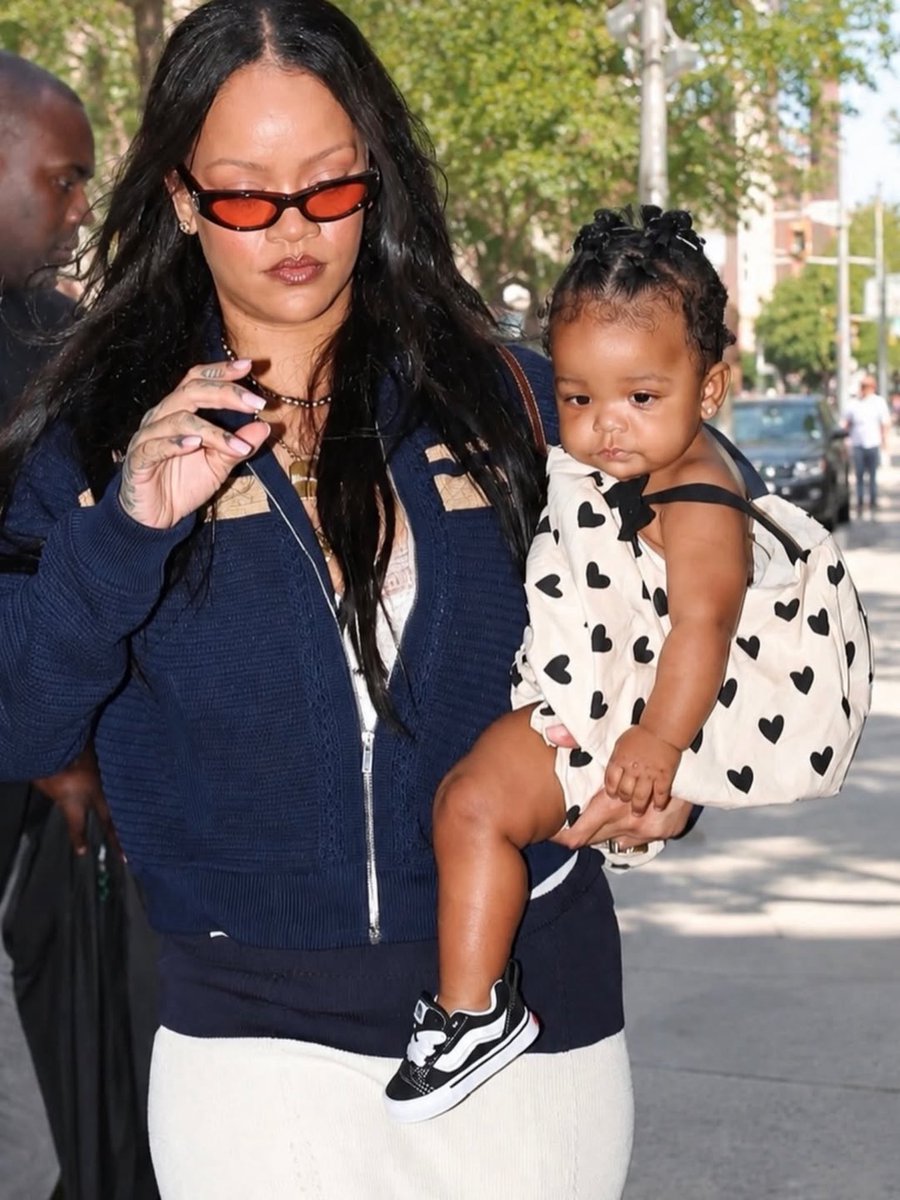 GossipRoomOff's tweet photo. 🚨 Rihanna a été aperçue dans les rues de New York aux côtés de sa fille, Rocki Irish !

La chanteuse a une nouvelle fois attiré tous les regards, tandis que la petite Rocki Irish a attendri les internautes avec sa jolie tenue à motifs de cœurs et son adorable bouille. Un tendre moment mère-fille qui a fait fondre les réseaux sociaux. 🥹🥰

📸: Getty Images
