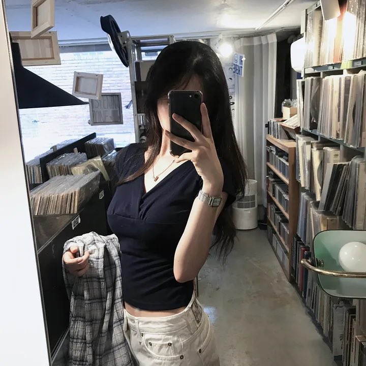 uzadew's tweet photo. 님들 이 티셔츠 몸매보정되는게 사기임. . . 그냥 츄리닝에 입어도 꾸안꾸로 존예코디됨 

아이보리,네이비 샀는데 돌려입기 ㄹㅇ좋음 https://t.co/xQC5reUDwC