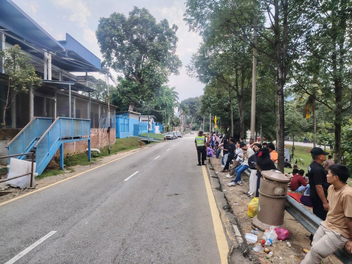SinarOnline's tweet photo. Diusir dari Kampung Kuala Muda, etnik Rohingya 'serbu' pejabat UNHCR

Kesemua mereka berada di lokasi terbabit selepas dikatakan dihalau penduduk tempatan di Kampung Kuala Muda, Penaga, Pulau Pinang.

Foto SINAR HARIAN https://t.co/7Yg8CjiFCI