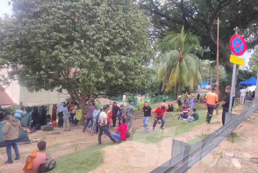 SinarOnline's tweet photo. Diusir dari Kampung Kuala Muda, etnik Rohingya 'serbu' pejabat UNHCR

Kesemua mereka berada di lokasi terbabit selepas dikatakan dihalau penduduk tempatan di Kampung Kuala Muda, Penaga, Pulau Pinang.

Foto SINAR HARIAN https://t.co/7Yg8CjiFCI