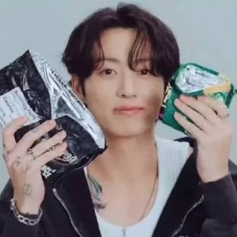 joon_lovebot's tweet photo. robber enters his house and leaves confused because why is this rich guy's house filled with trash https://t.co/FdFQiMYrpr